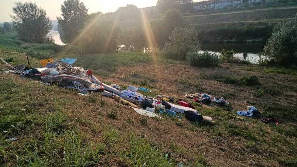 Vinci, discarica abusiva in riva all’Arno. L’ira del sindaco: «Li troveremo»