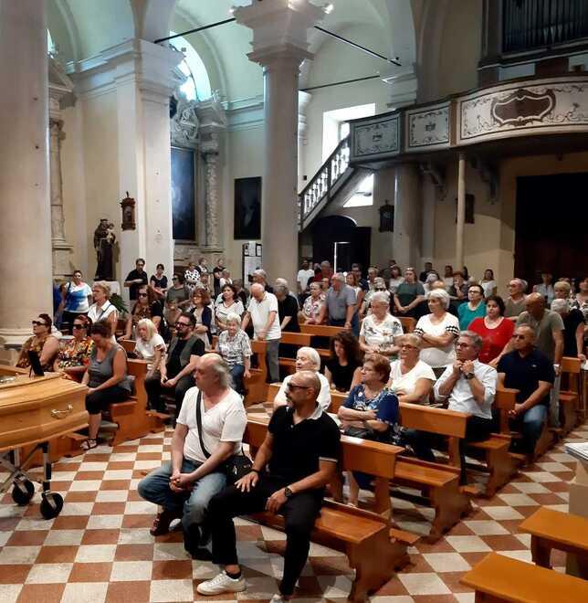 Commozione e le note dei Depeche Mode per l’addio alla 47enne Simona Piccoli