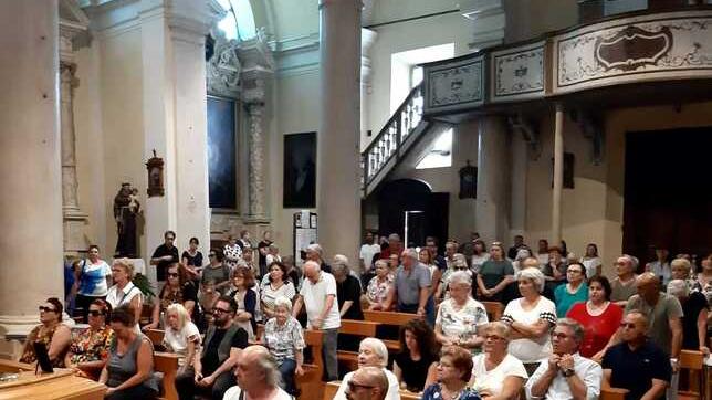 Commozione e le note dei Depeche Mode per l’addio alla 47enne Simona Piccoli