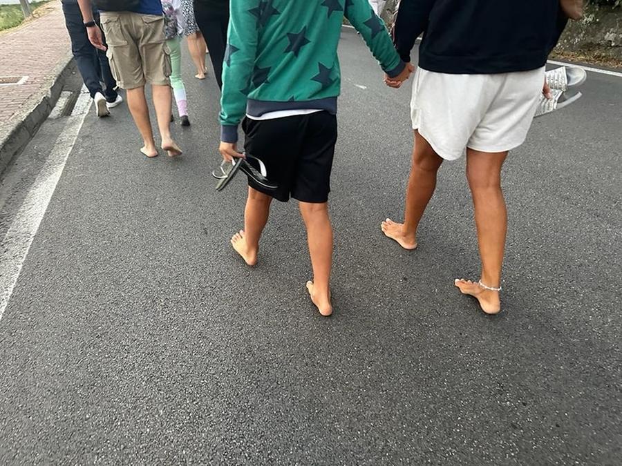 San Michele, decine di fedeli a piedi scalzi