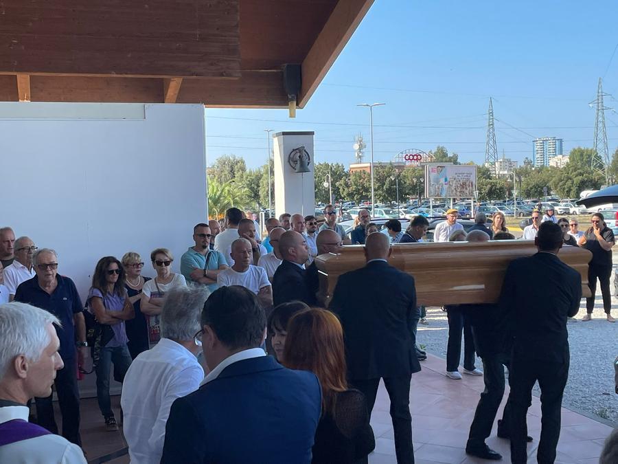 Follonica si stringe nell’ultimo saluto a Turini