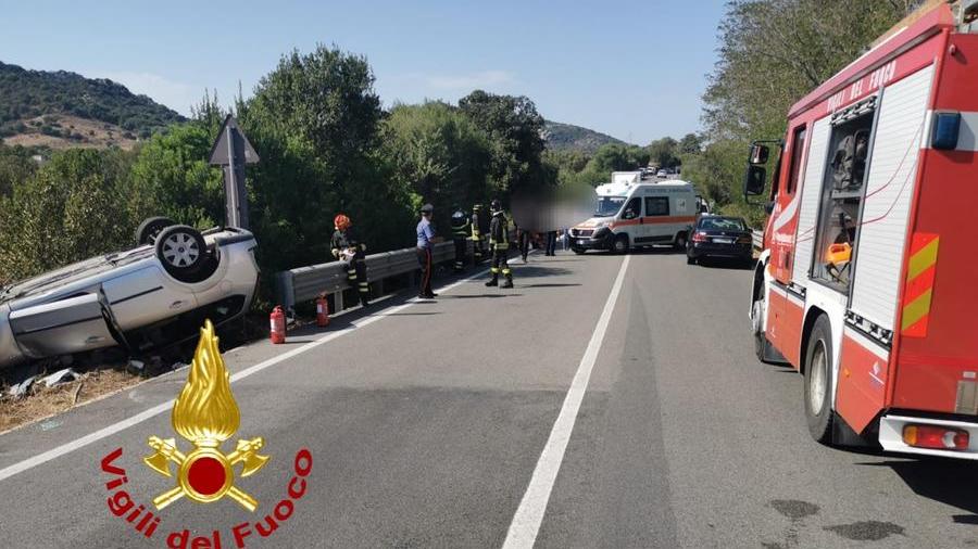 Arzachena, auto si ribalta sulla Statale 125: morto un bimbo catapultato sull’asfalto