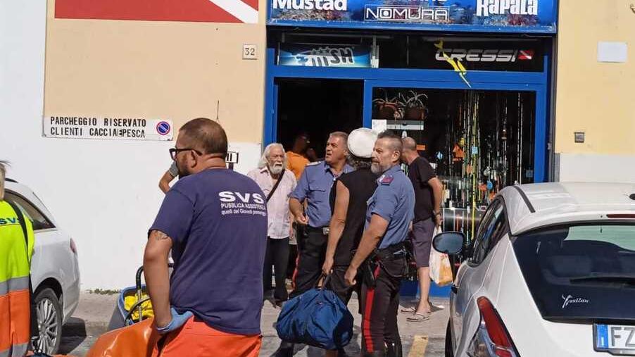 Carabinieri e volontari della Svs sul posto (foto Daniele Stefanini/Agenzia Silvi)