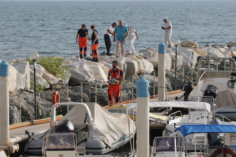 Marina di Massa, donna trovata morta in mare
