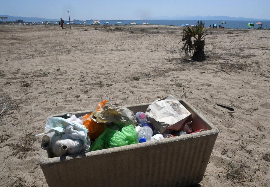 
	Rifiuti gettati in un vaso per le aiuole in spiaggia a Torregrande

