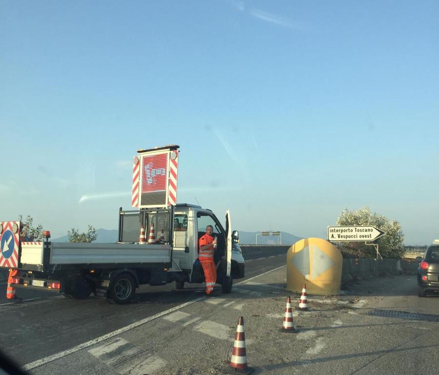 Incidente sulla Fi-Pi-Li, due feriti: traffico in tilt alle uscite dell’Interporto
