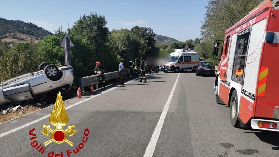 Arzachena, un'auto si ribalta sulla Statale 125: morto il bimbo catapultato sull’asfalto