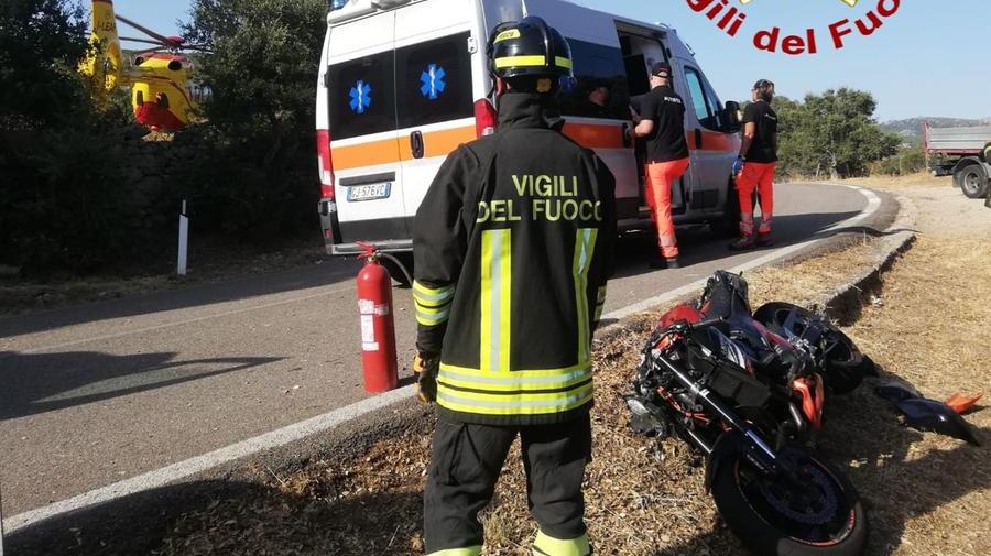 Ozieri, perde il controllo della moto e finisce su un muretto a secco: giovane centauro in codice rosso