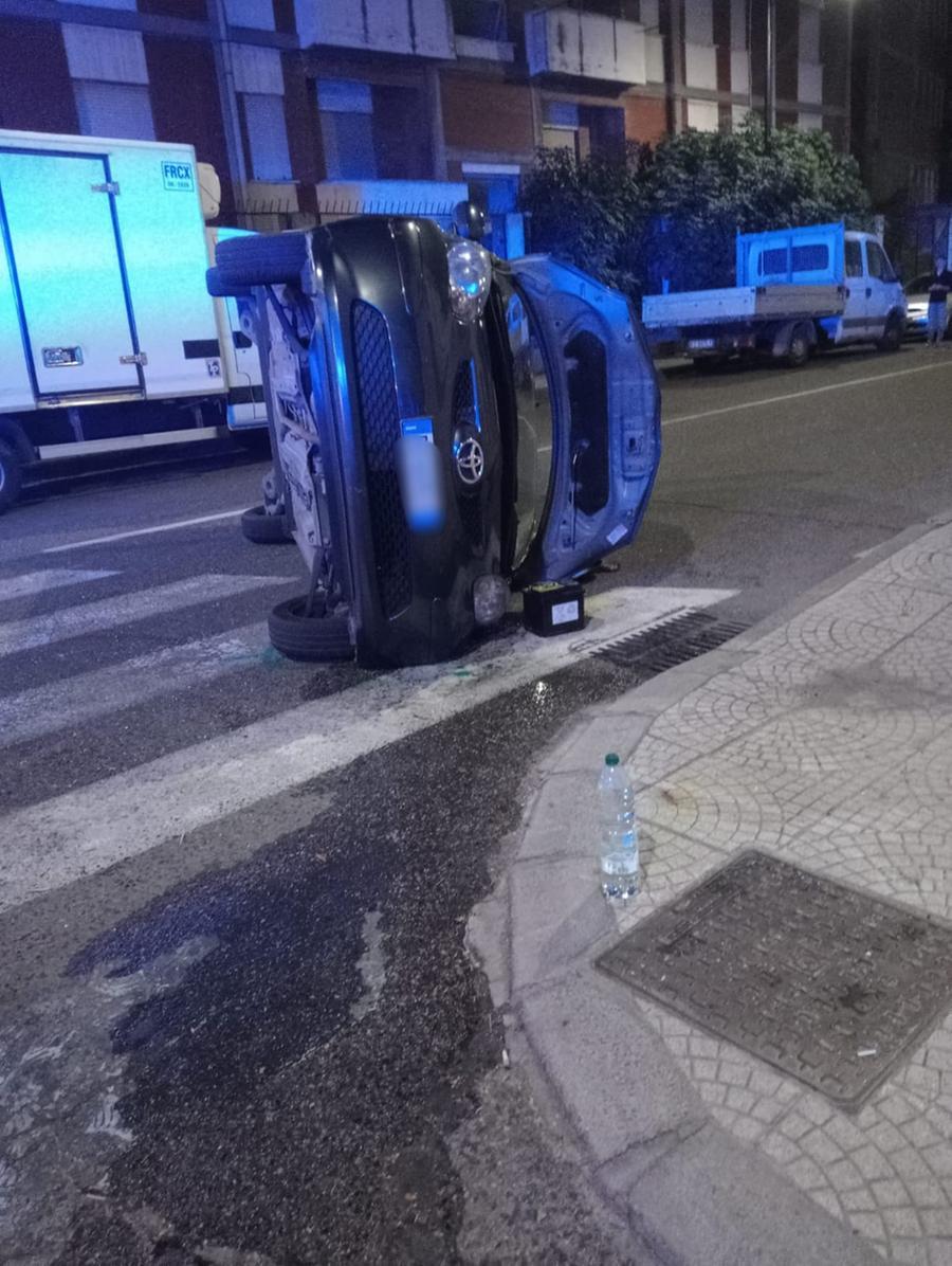 Olbia, auto tamponata si ribalta in pieno centro: illesa una giovane coppia