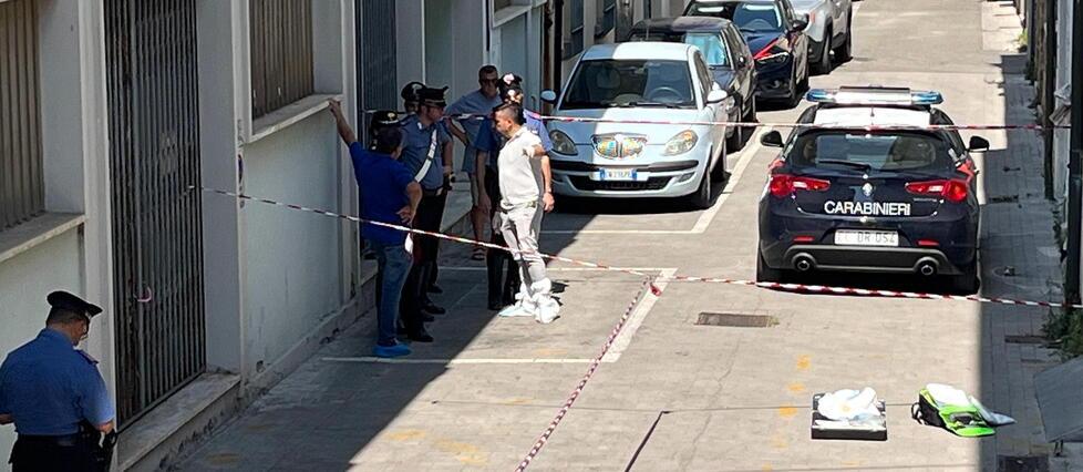 I rilievi dei carabinieri e la macchia di sangue sul portone (foto Franco Silvi)