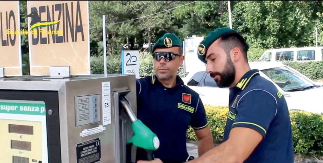 Benzina, in Versilia i furbetti dei rincari: stangati dopo i primi controlli