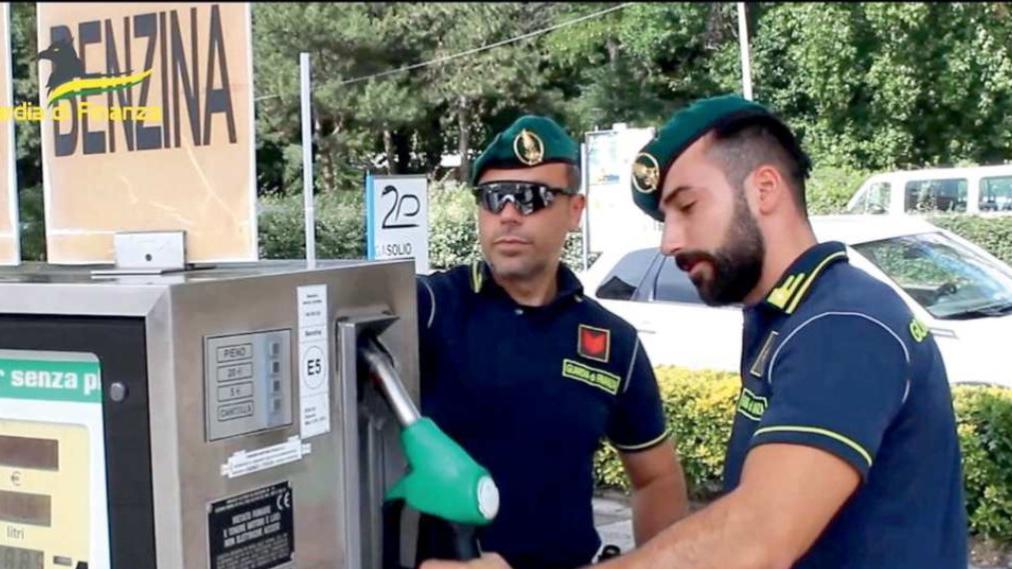 Benzina, in Versilia i furbetti dei rincari: stangati dopo i primi controlli
