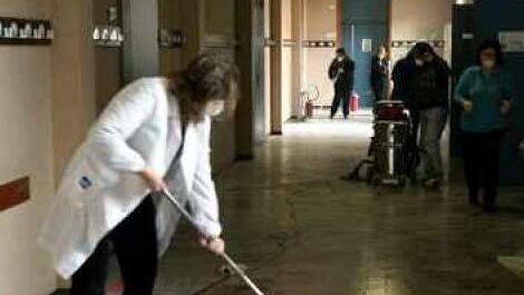Collaboratori scolastici al lavoro in una foto d’archivio