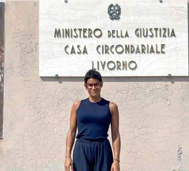 
	La cantante Karima davanti alla sede del carcere

