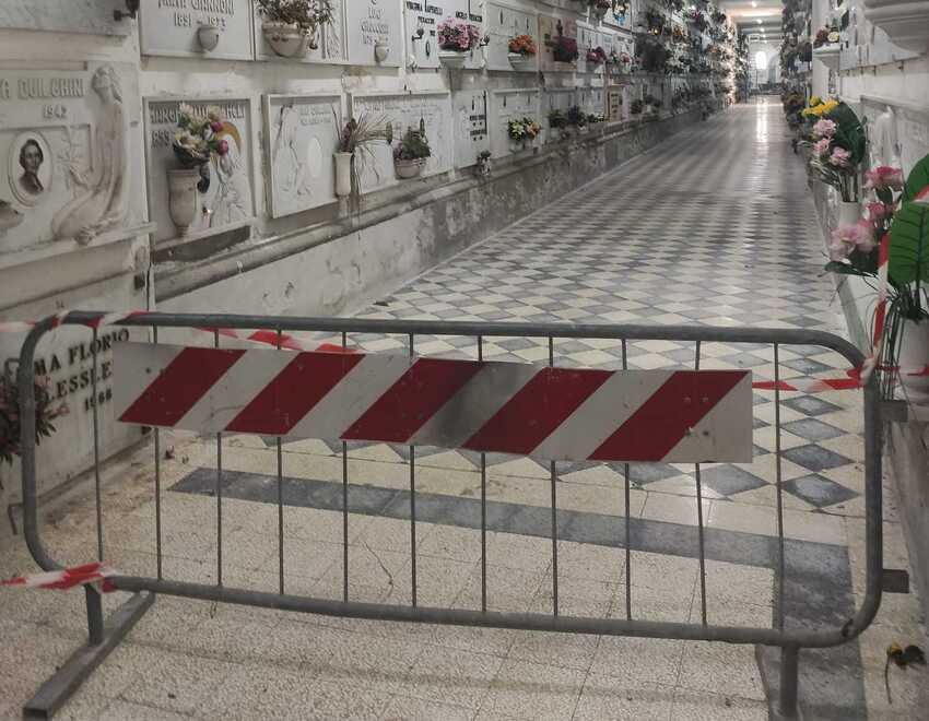 L’ala del cimitero transennata per precauzione (foto Roberto Paglianti)