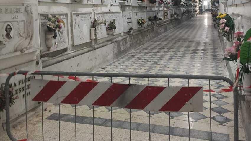 L’ala del cimitero transennata per precauzione (foto Roberto Paglianti)