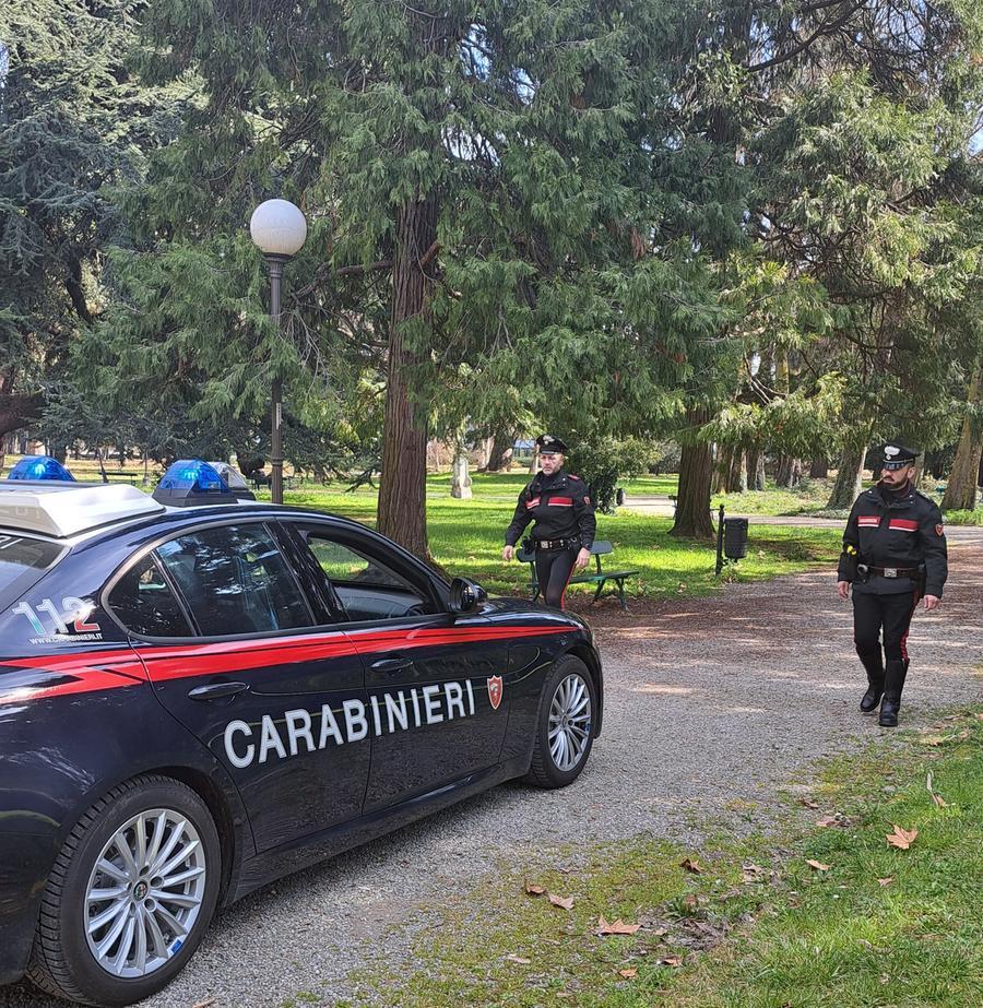 Novellara, si denuda al parco davanti a tre ragazze minorenni: denunciato