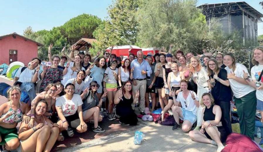Lido di Camaiore, i ragazzi accampati per il concerto. Il sindaco: «Io sto con loro»