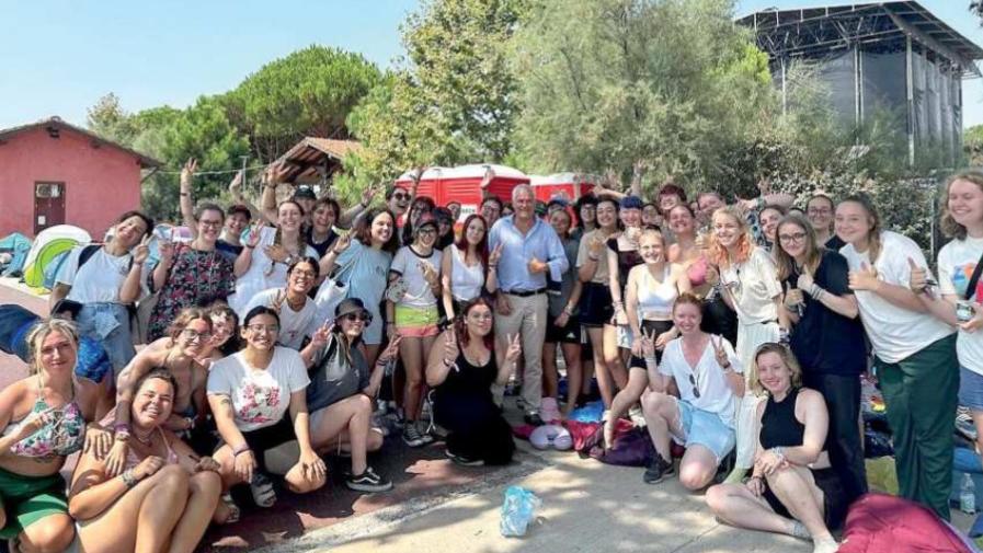 Lido di Camaiore, i ragazzi accampati per il concerto. Il sindaco: «Io sto con loro»