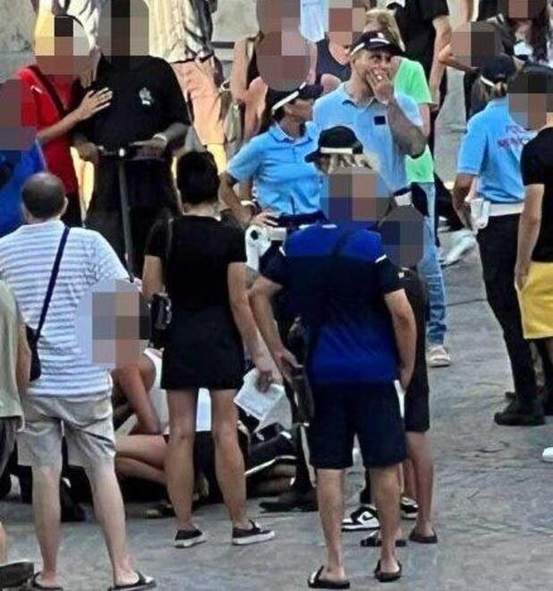 L’uomo a terra immobilizzato Intorno la folla e gli agenti della polizia municipale