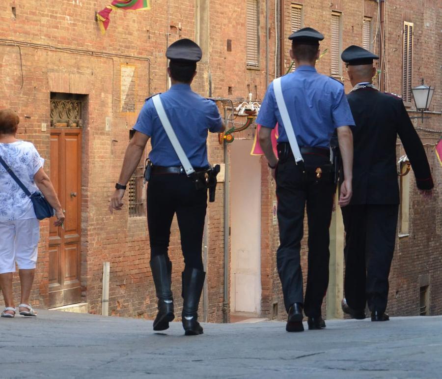 Villasimius, minaccia passanti e clienti dei negozi con un grosso coltello: nei guai un 33enne del posto