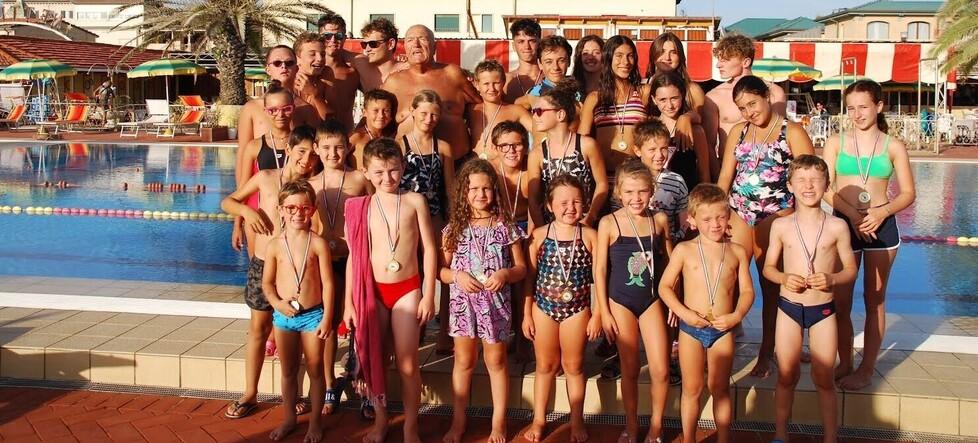 Foto di gruppo per i giovani nuotatori