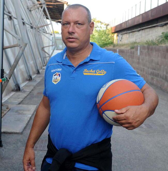 Enrico Fabbri quando ancora allenava il Basket Golfo (foto PaBar)