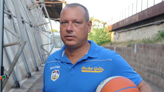 Enrico Fabbri quando ancora allenava il Basket Golfo (foto PaBar)