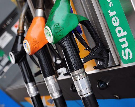 La benzina continua a salire e sfiora i due euro al litro