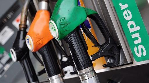 La benzina continua a salire e sfiora i due euro al litro