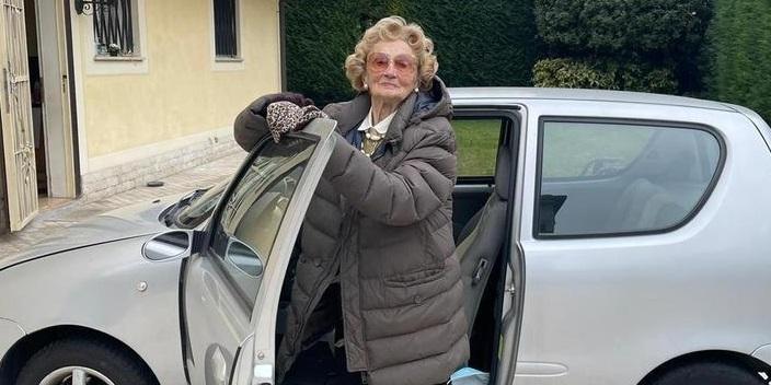 Addio alla maestra che guidò per 60 anni senza fare  incidenti