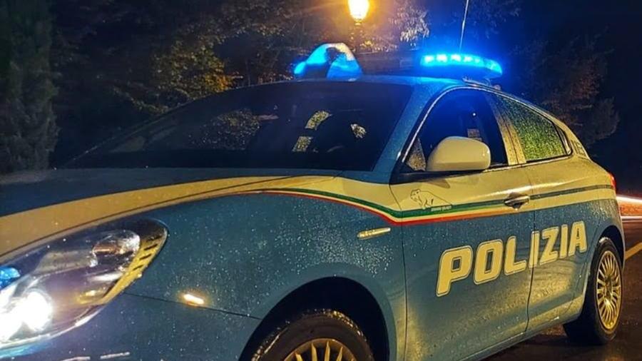 Reggio Emilia, tenta furto al bar: arriva la polizia e lo trova nascosto nel bagno