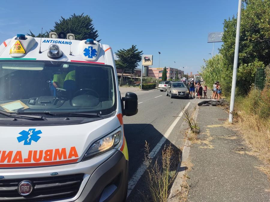 
	L'incidente in via Mondolfi e una delle ambulanze della Misericordia di Antignano sul posto

