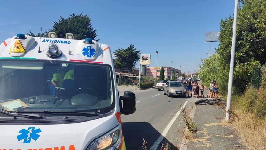 L'incidente in via Mondolfi e una delle ambulanze della Misericordia di Antignano sul posto