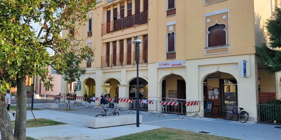 San Carlo, cadono calcinacci in piazza