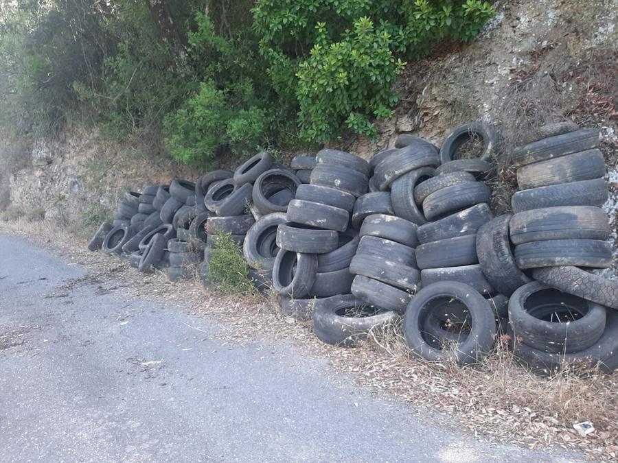 Escalaplano, volontari ripuliscono il greto del rio Flumineddu: recuperati oltre 100 pneumatici