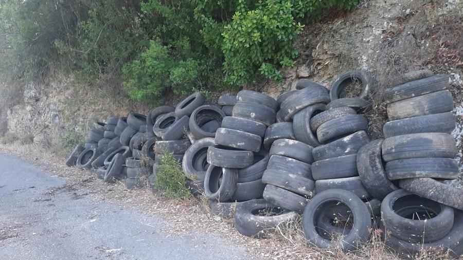Escalaplano, volontari ripuliscono il greto del rio Flumineddu: recuperati oltre 100 pneumatici