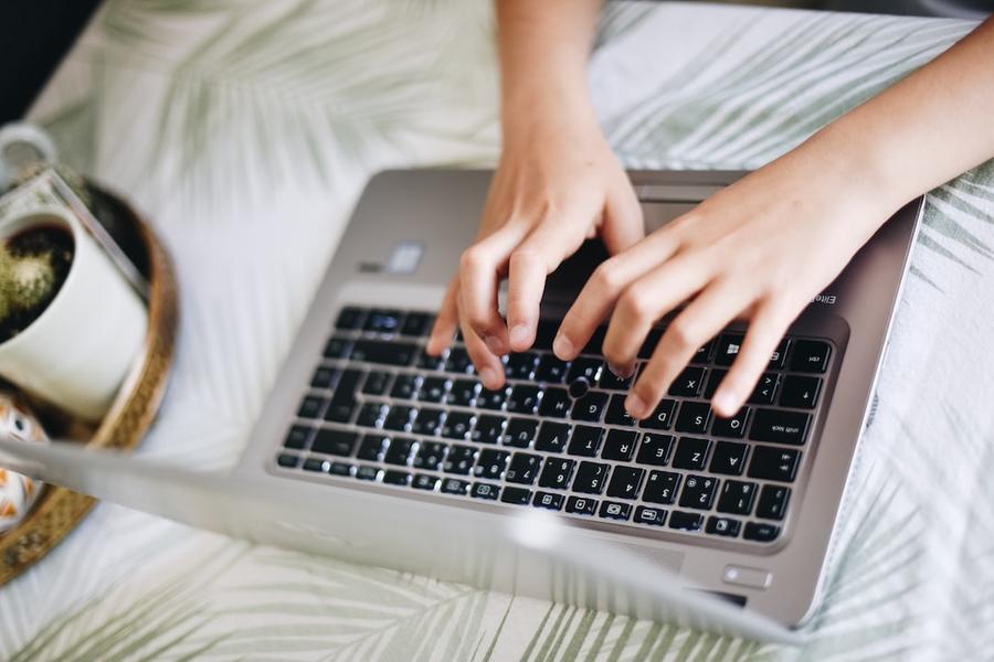 Lavorare dalla vacanze e migliorare la vita privata, così è esplosa la workation: cos'è e come farla funzionare