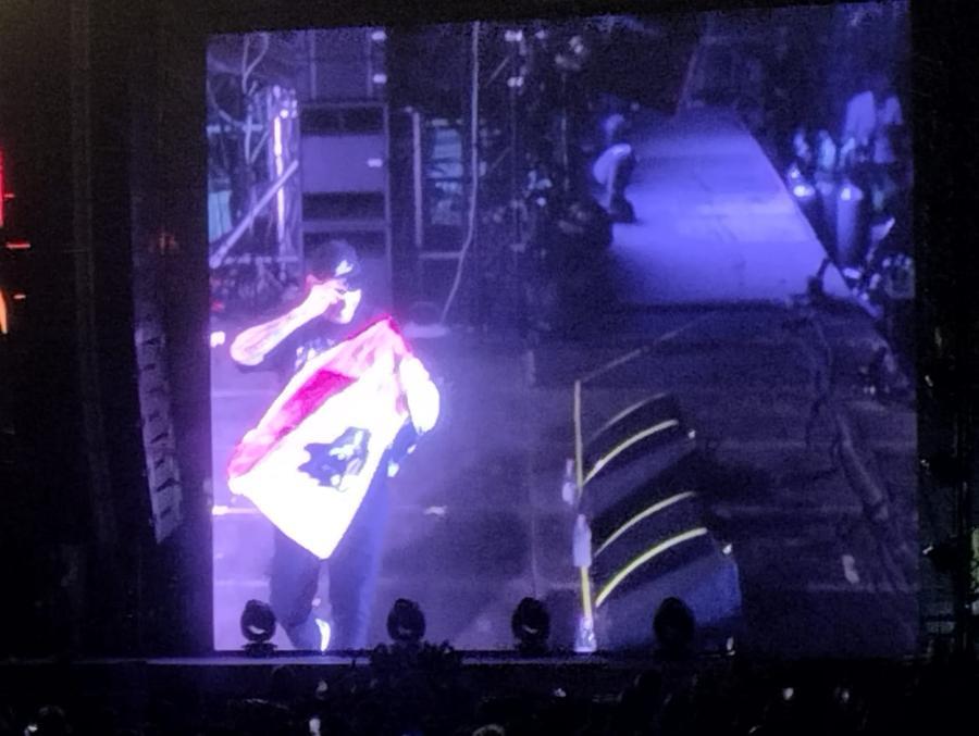 Arabax Music Festival, Fabri Fibra trascina il pubblico sventolando la bandiera sarda