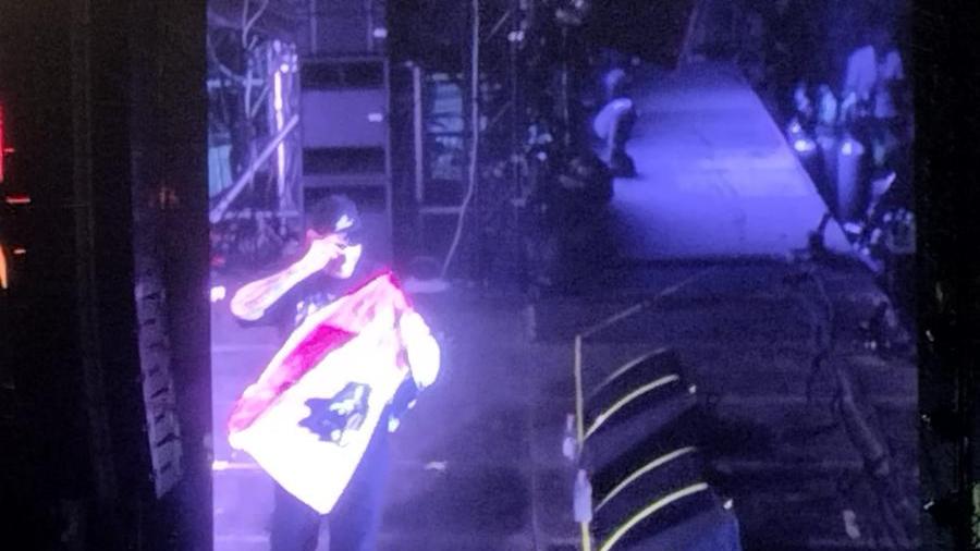Arabax Music Festival, Fabri Fibra trascina il pubblico sventolando la bandiera sarda