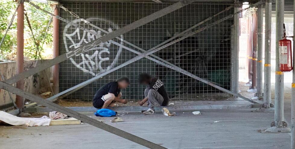 La “stanza del buco” è al piano terra del parcheggio accanto alla stazione (foto Autovino)