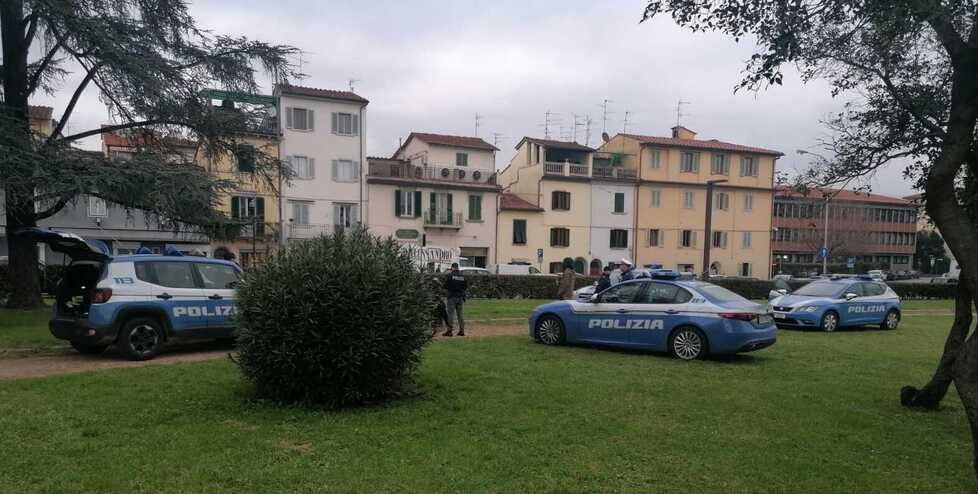 Poliziotti della Squadra volanti della questura in piazza della Resistenza