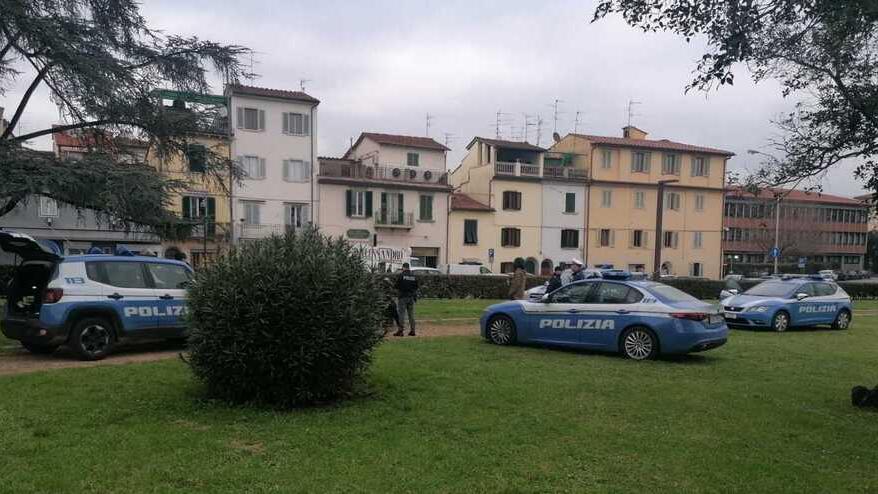 Poliziotti della Squadra volanti della questura in piazza della Resistenza