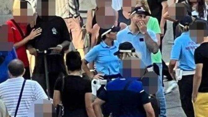 Alessandro a terra immobilizzato. Intorno la folla e gli agenti della polizia municipale