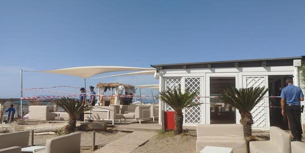 I carabinieri ieri mentre ponevano i sigilli alle strutture del Tuscany beach in Giannella