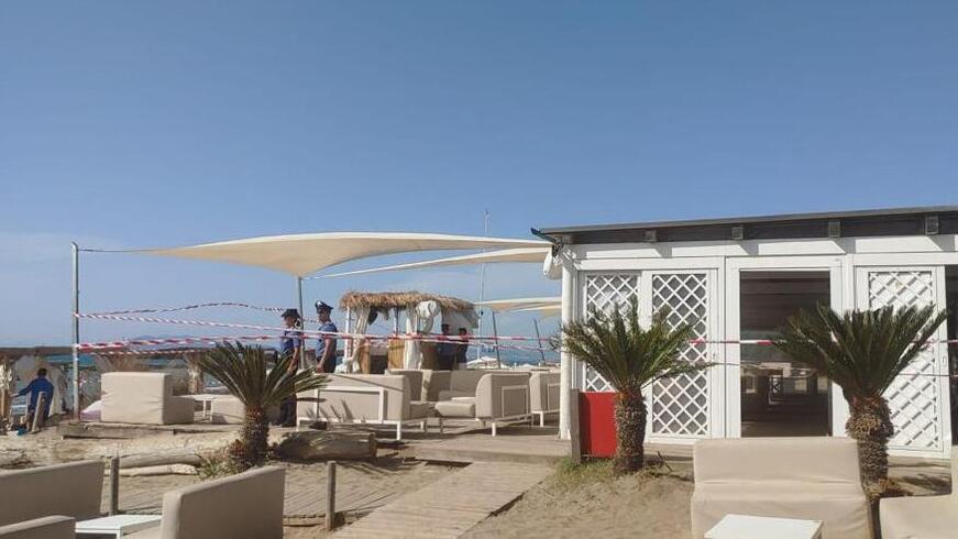 I carabinieri ieri mentre ponevano i sigilli alle strutture del Tuscany beach in Giannella