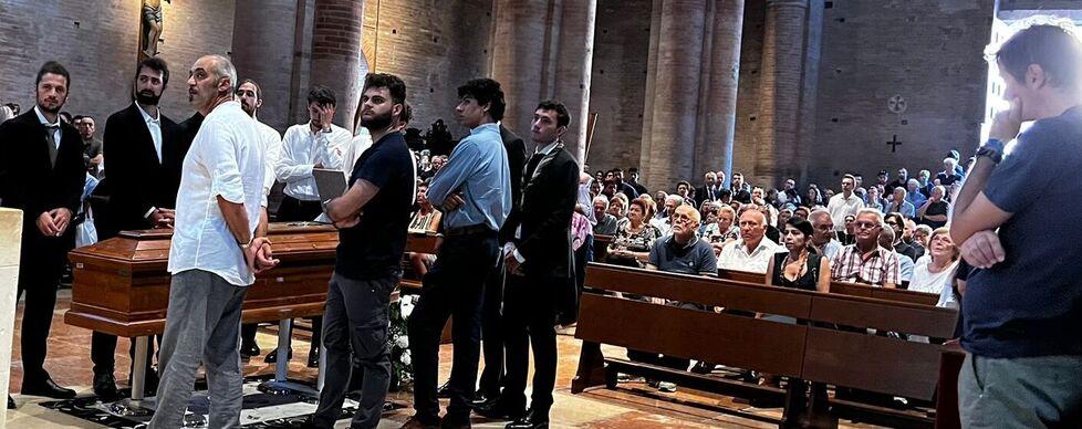 Il grande abbraccio a Sammy: più di mille persone in Abbazia a Nonantola<br>
