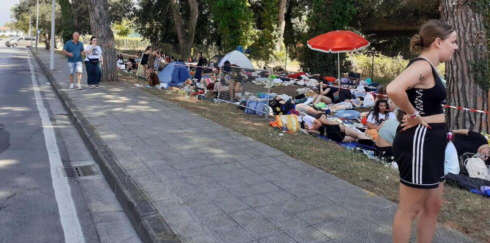 Ragazzi accampati per il concerto di stasera