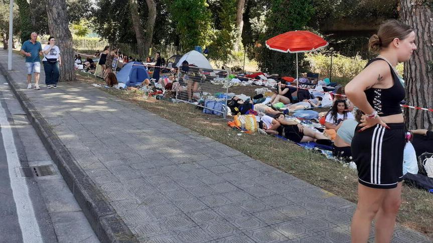 Ragazzi accampati per il concerto di stasera