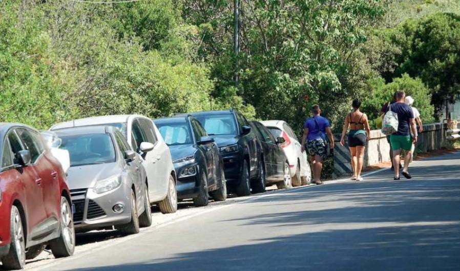 Una fila di macchine parcheggiate “in banchina” lungo la strada Panoramica (fotoservizio Enzo Russo)